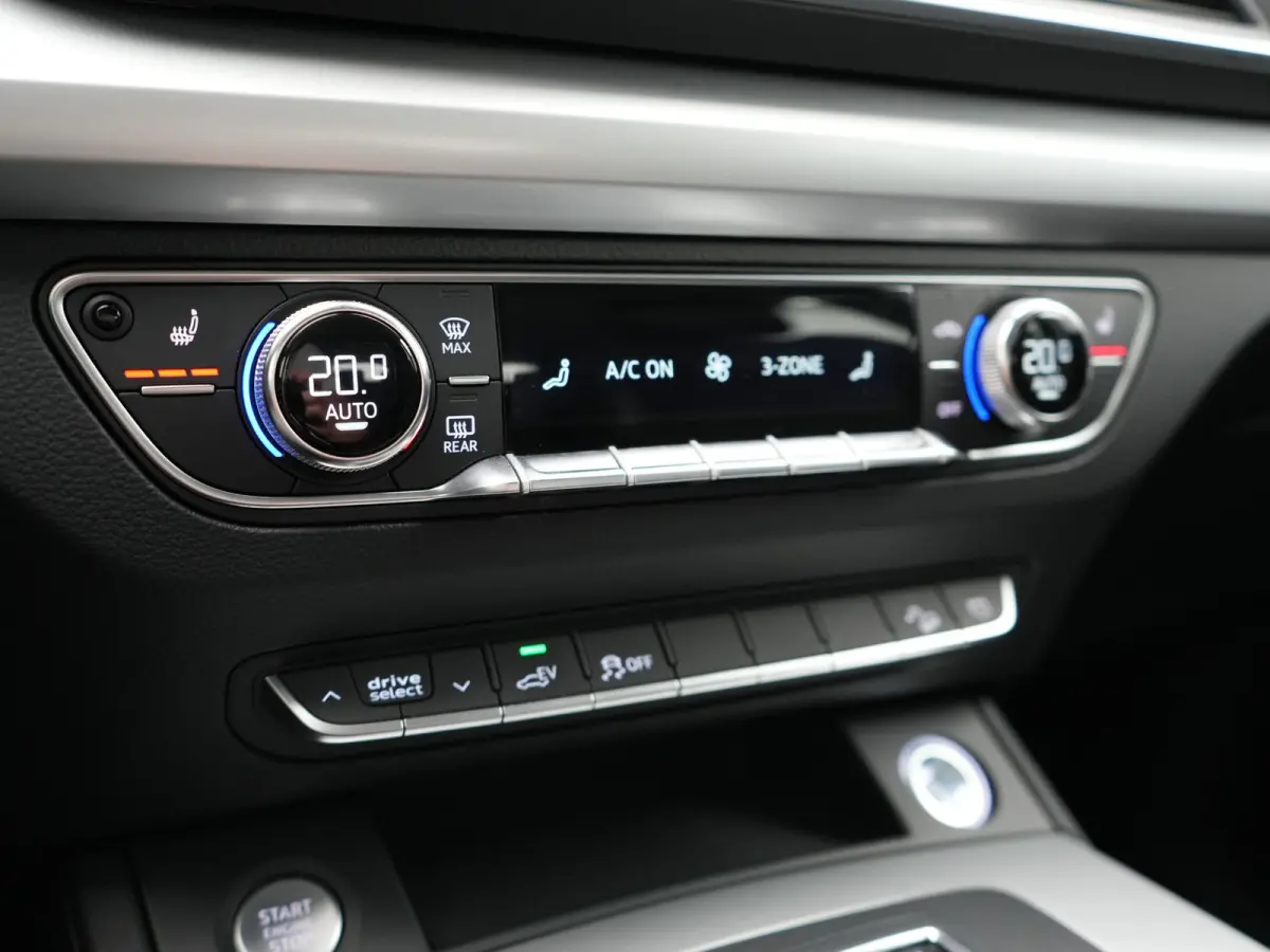 50 TFSI e Quattro S Line PHEV 300pk Dealer O.H. | Trekhaak Af Fabriek | Luchtvering | Alcantara Sportstoelen Verwarmd | Cruise Control | Navigatie Plus | DAB | LED Koplampen | 18"L.M | Plug 