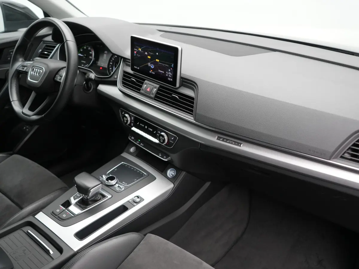 50 TFSI e Quattro S Line PHEV 300pk Dealer O.H. | Trekhaak Af Fabriek | Luchtvering | Alcantara Sportstoelen Verwarmd | Cruise Control | Navigatie Plus | DAB | LED Koplampen | 18"L.M | Plug 