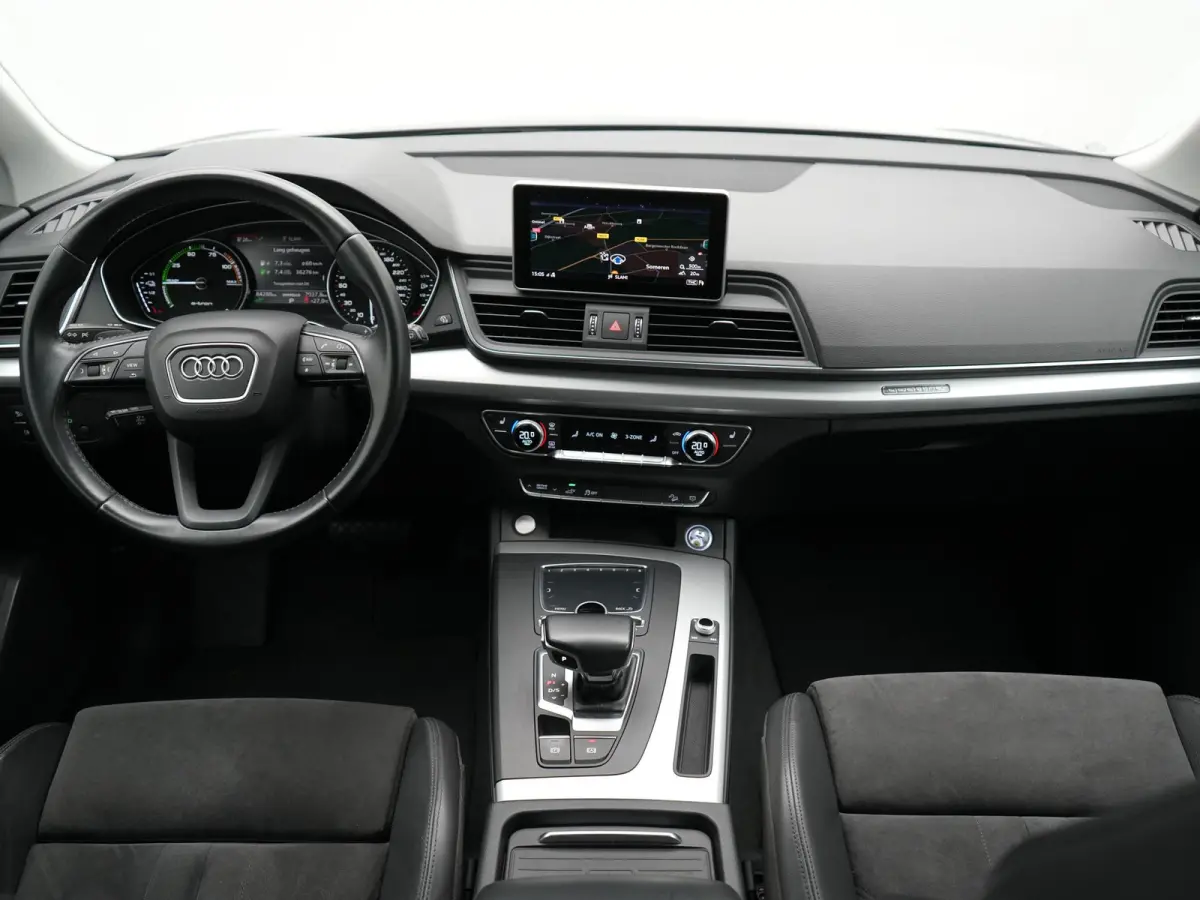 50 TFSI e Quattro S Line PHEV 300pk Dealer O.H. | Trekhaak Af Fabriek | Luchtvering | Alcantara Sportstoelen Verwarmd | Cruise Control | Navigatie Plus | DAB | LED Koplampen | 18"L.M | Plug 
