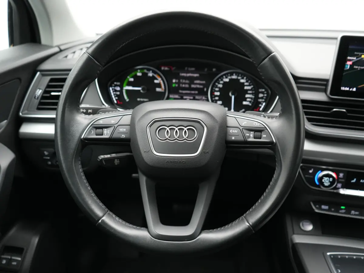50 TFSI e Quattro S Line PHEV 300pk Dealer O.H. | Trekhaak Af Fabriek | Luchtvering | Alcantara Sportstoelen Verwarmd | Cruise Control | Navigatie Plus | DAB | LED Koplampen | 18"L.M | Plug 