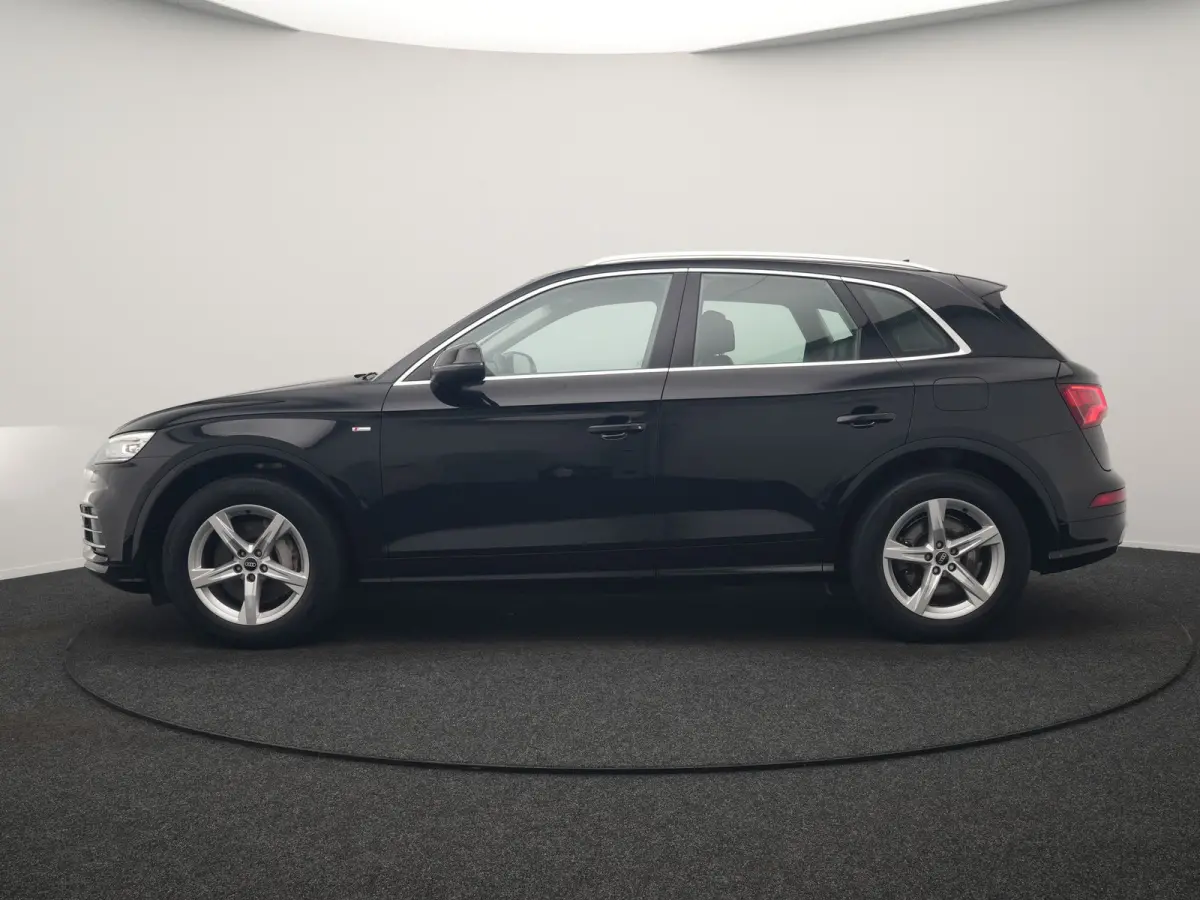 50 TFSI e Quattro S Line PHEV 300pk Dealer O.H. | Trekhaak Af Fabriek | Luchtvering | Alcantara Sportstoelen Verwarmd | Cruise Control | Navigatie Plus | DAB | LED Koplampen | 18"L.M | Plug 