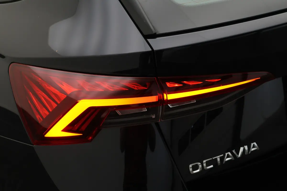 1.0 e-TSI DSG Business Edition Virtual Cockpit, Cruise, Apple Carplay, Rijstrooksensor, LED, DAB, PDC, 16''