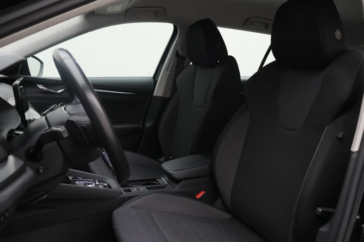 1.0 e-TSI DSG Business Edition Virtual Cockpit, Cruise, Apple Carplay, Rijstrooksensor, LED, DAB, PDC, 16''