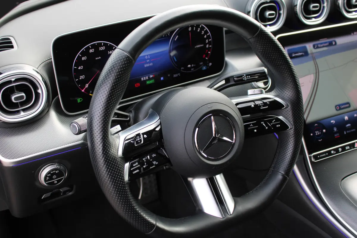 300e AMG Line NIGHT PAKKET DISTRONIC SFEER CARPLAY CAMERA MULTIBEAM 19''