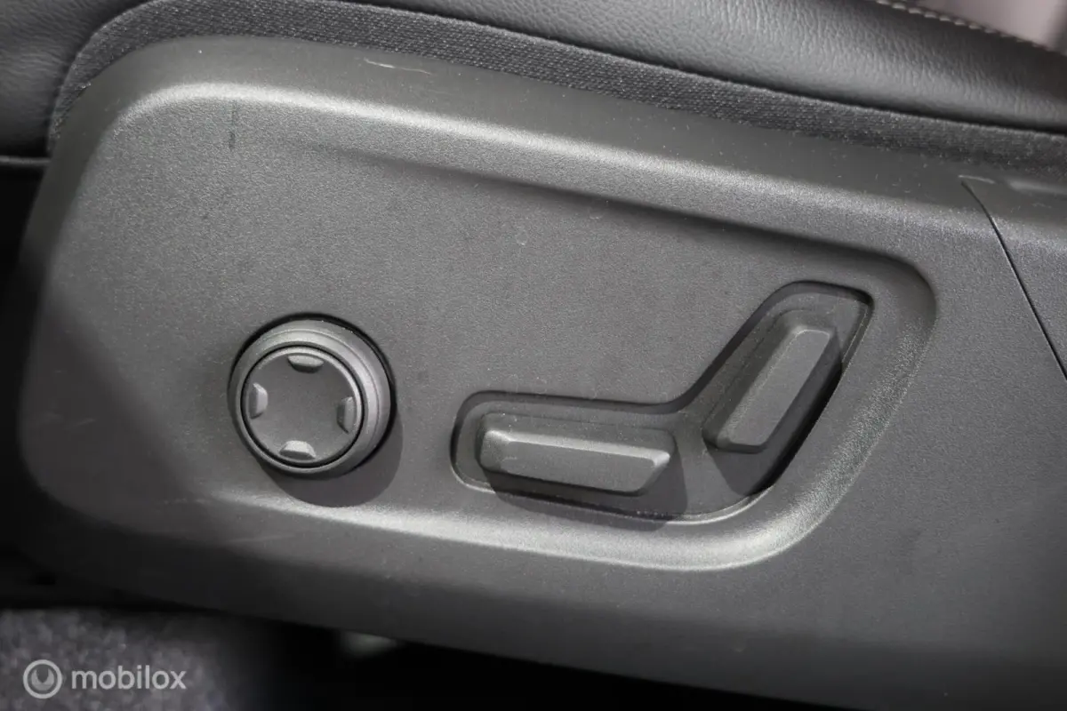 1.5 T4 Plug-in hybrid Plus Dark - Stoel/Stuurverwarming - 360 Camera - Carplay