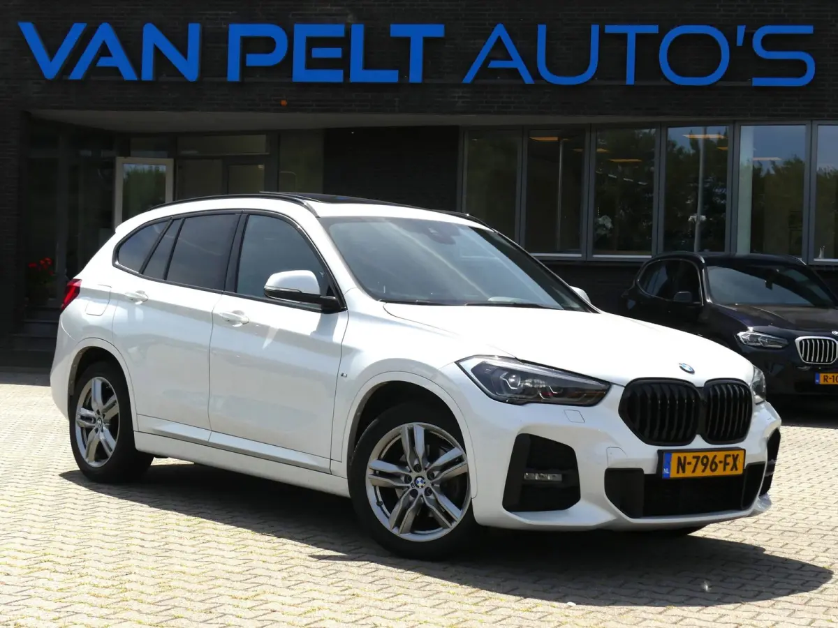 SDrive18i High Executive M-Sport / PANO / CARPLAY