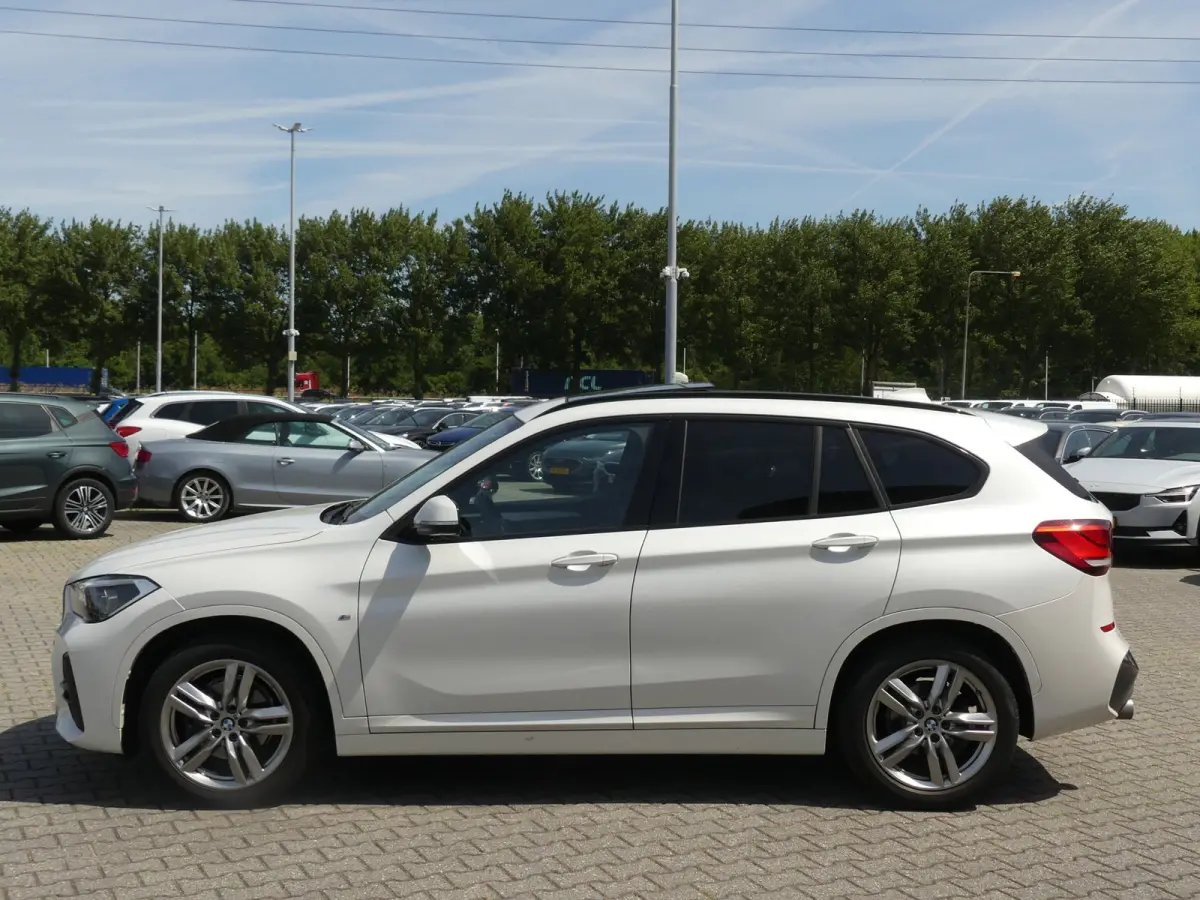 SDrive18i High Executive M-Sport / PANO / CARPLAY