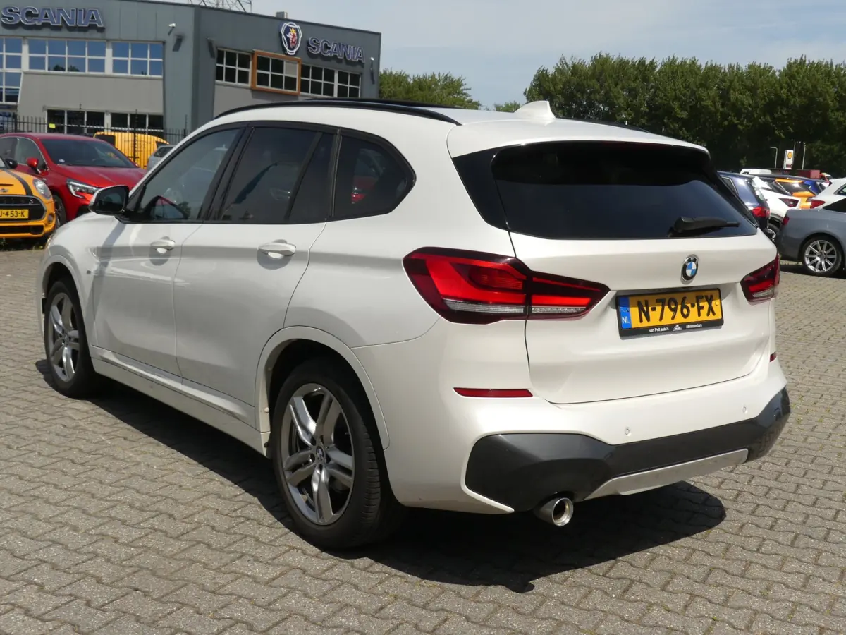 SDrive18i High Executive M-Sport / PANO / CARPLAY