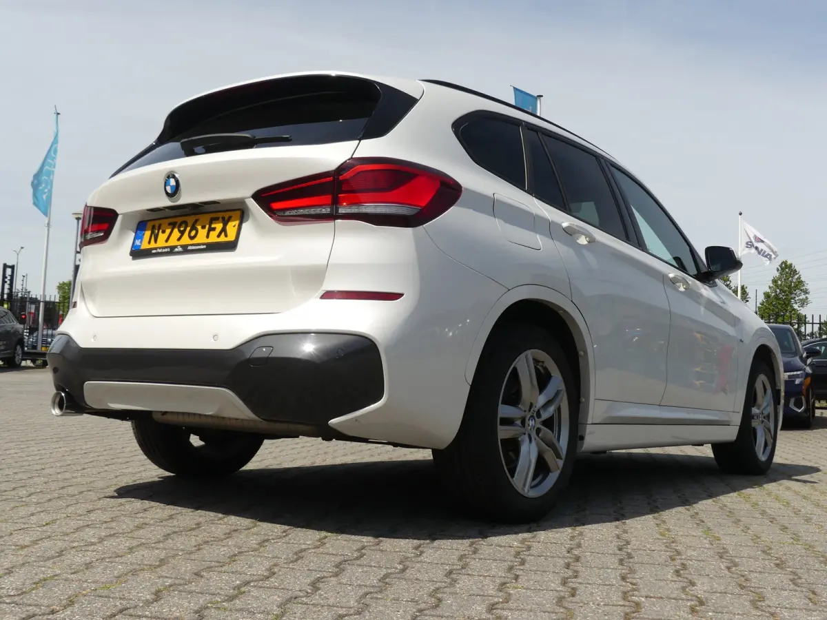 SDrive18i High Executive M-Sport / PANO / CARPLAY