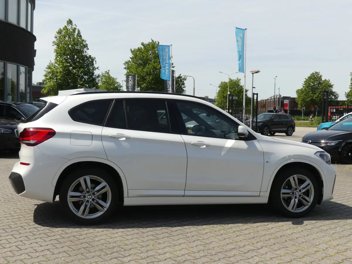 SDrive18i High Executive M-Sport / PANO / CARPLAY