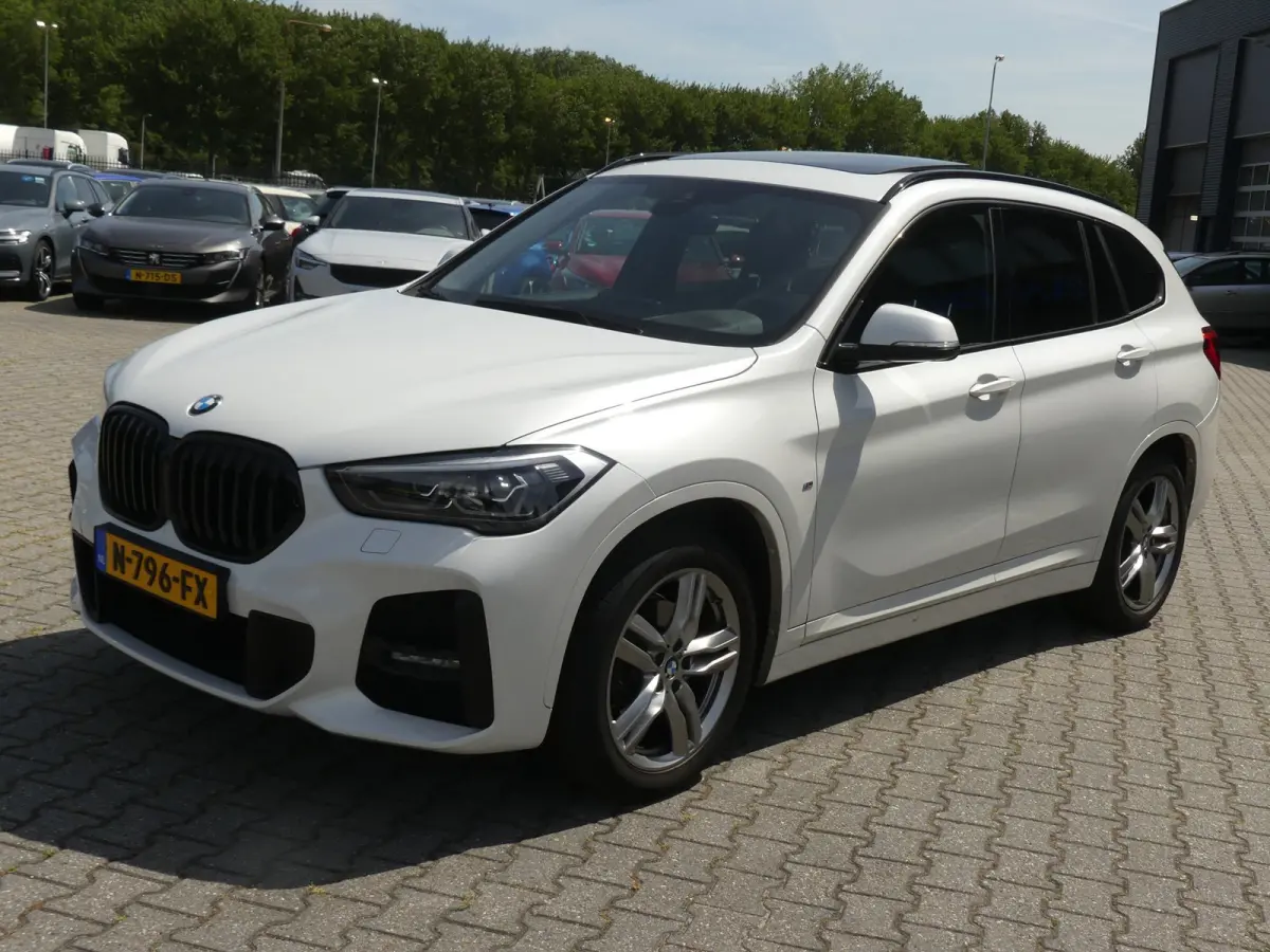 SDrive18i High Executive M-Sport / PANO / CARPLAY