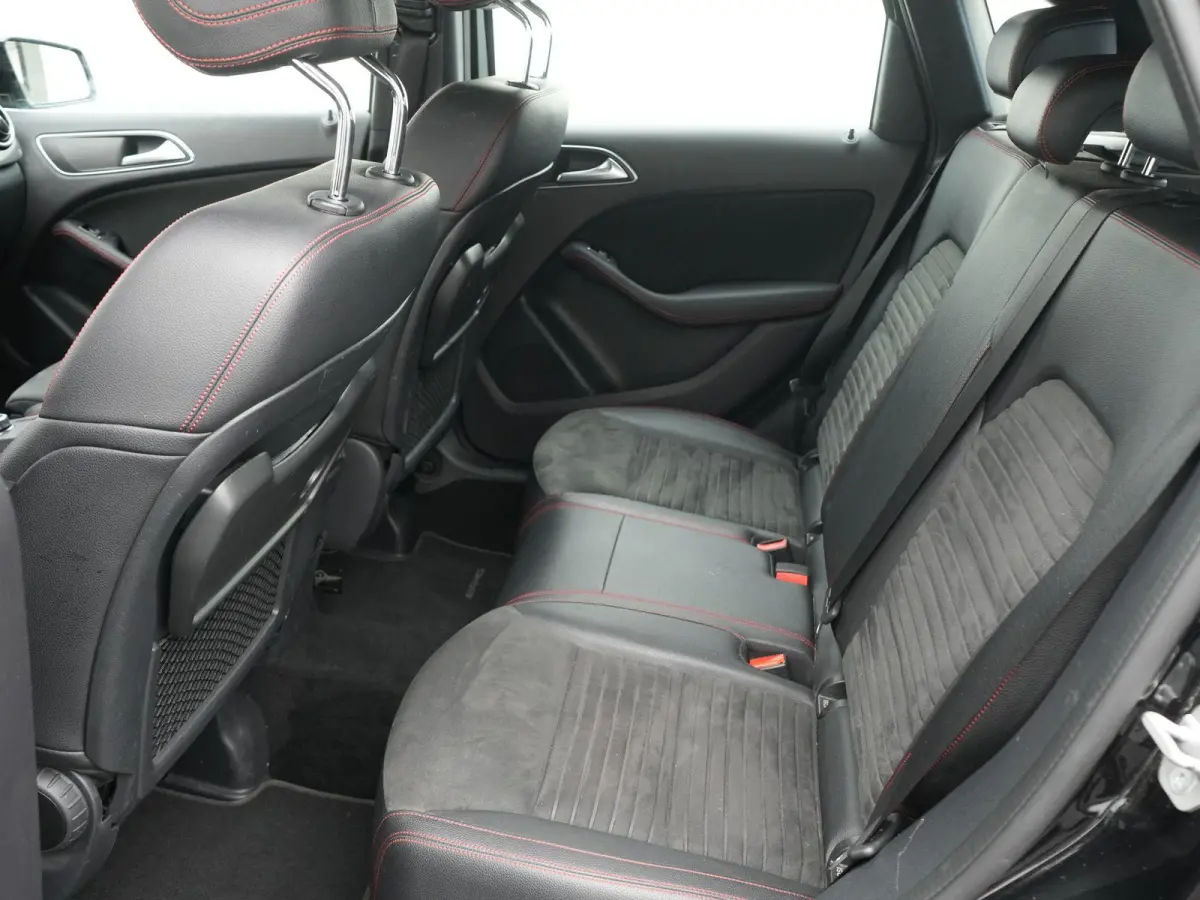 180 AMG Night Edition Plus AUTOMAAT | PANORAMADAK | TREKHAAK | AMG-PAKKET | NAVIGATIE | CAMERA | STOELVERWARMING | AIRCO | CRUISE | 12 MAANDEN BOVAG GARANTIE |