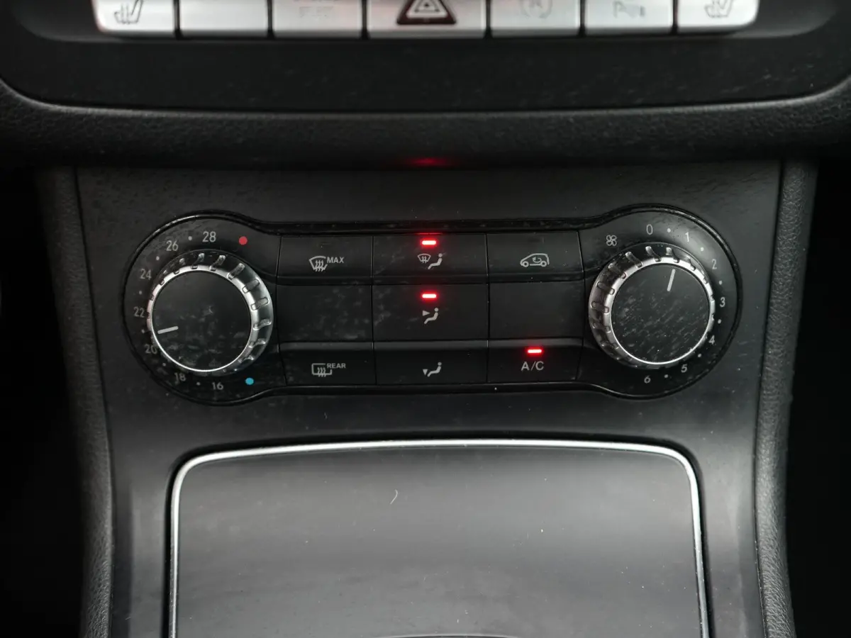 180 AMG Night Edition Plus AUTOMAAT | PANORAMADAK | TREKHAAK | AMG-PAKKET | NAVIGATIE | CAMERA | STOELVERWARMING | AIRCO | CRUISE | 12 MAANDEN BOVAG GARANTIE |