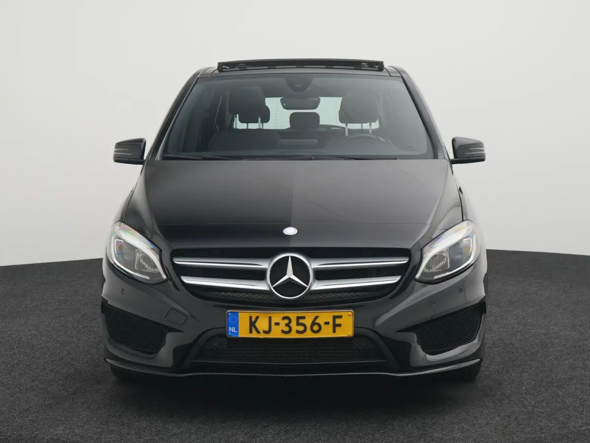 180 AMG Night Edition Plus AUTOMAAT | PANORAMADAK | TREKHAAK | AMG-PAKKET | NAVIGATIE | CAMERA | STOELVERWARMING | AIRCO | CRUISE | 12 MAANDEN BOVAG GARANTIE |