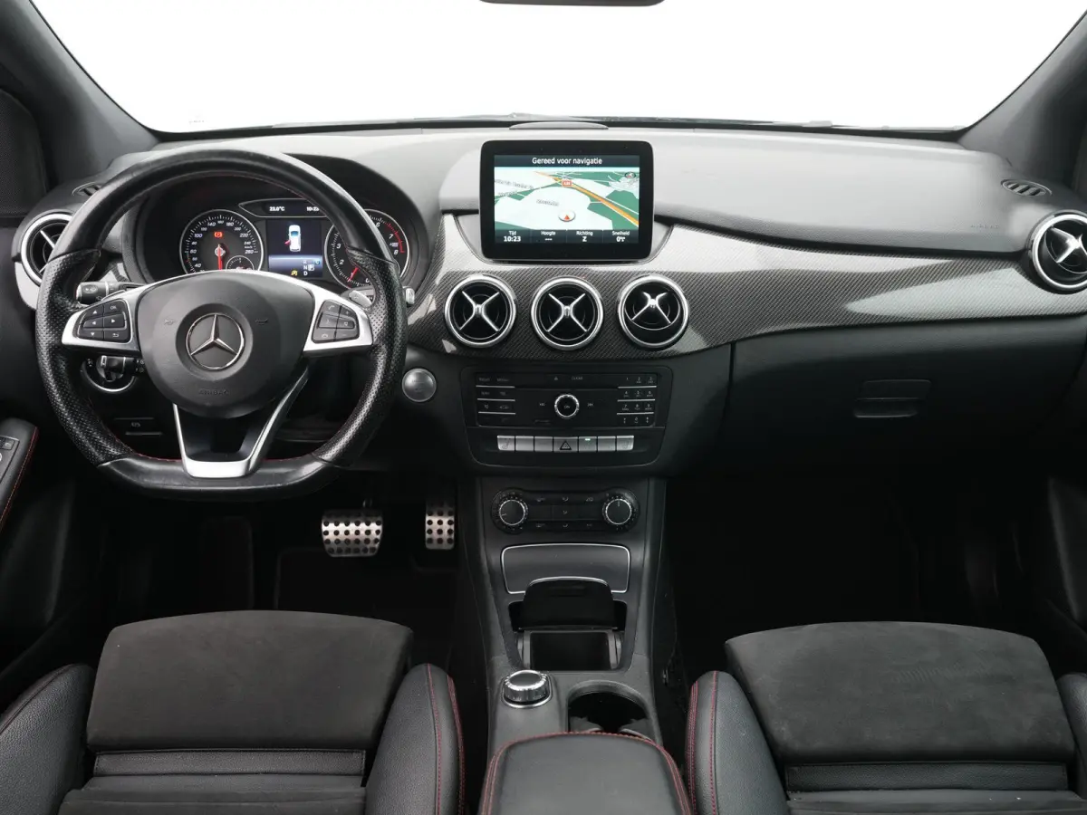 180 AMG Night Edition Plus AUTOMAAT | PANORAMADAK | TREKHAAK | AMG-PAKKET | NAVIGATIE | CAMERA | STOELVERWARMING | AIRCO | CRUISE | 12 MAANDEN BOVAG GARANTIE |