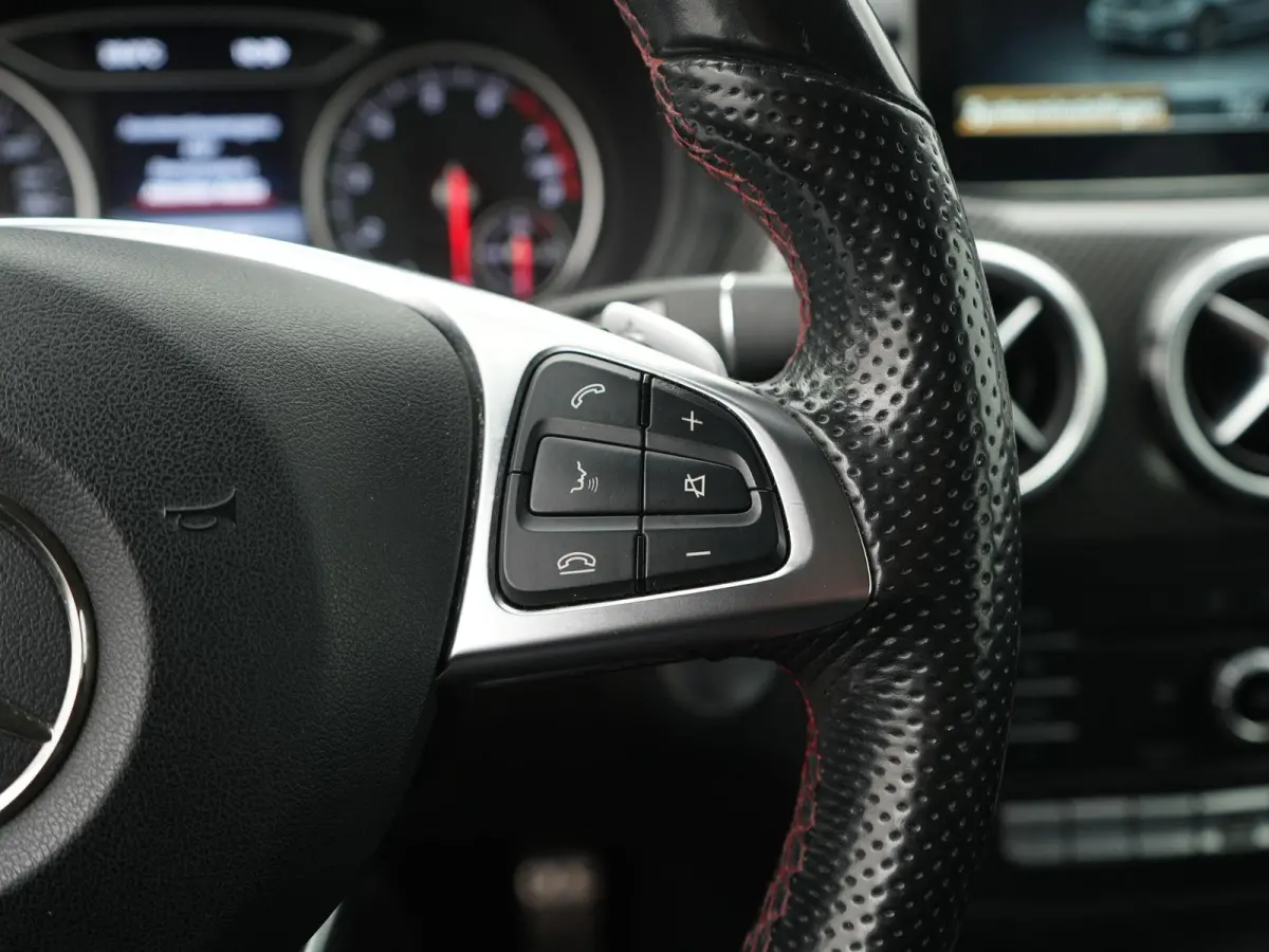 180 AMG Night Edition Plus AUTOMAAT | PANORAMADAK | TREKHAAK | AMG-PAKKET | NAVIGATIE | CAMERA | STOELVERWARMING | AIRCO | CRUISE | 12 MAANDEN BOVAG GARANTIE |
