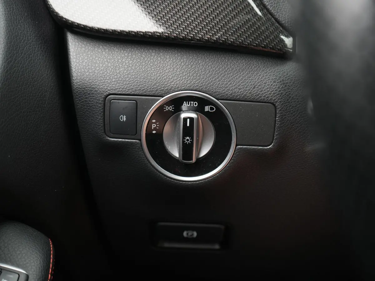 180 AMG Night Edition Plus AUTOMAAT | PANORAMADAK | TREKHAAK | AMG-PAKKET | NAVIGATIE | CAMERA | STOELVERWARMING | AIRCO | CRUISE | 12 MAANDEN BOVAG GARANTIE |