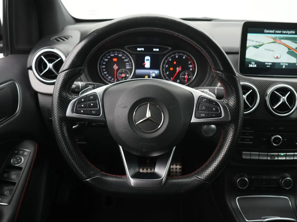 180 AMG Night Edition Plus AUTOMAAT | PANORAMADAK | TREKHAAK | AMG-PAKKET | NAVIGATIE | CAMERA | STOELVERWARMING | AIRCO | CRUISE | 12 MAANDEN BOVAG GARANTIE |