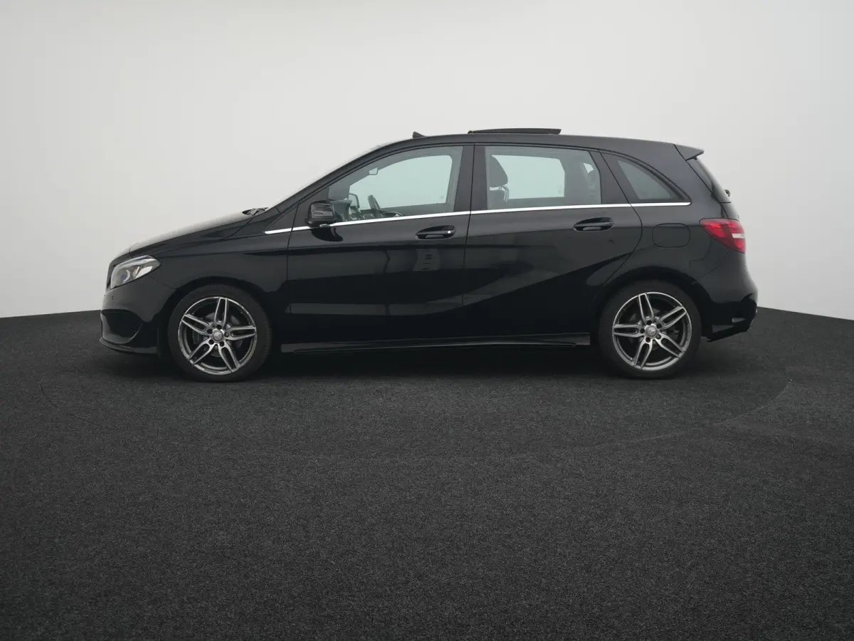 180 AMG Night Edition Plus AUTOMAAT | PANORAMADAK | TREKHAAK | AMG-PAKKET | NAVIGATIE | CAMERA | STOELVERWARMING | AIRCO | CRUISE | 12 MAANDEN BOVAG GARANTIE |