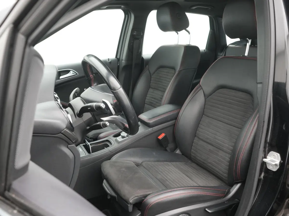 180 AMG Night Edition Plus AUTOMAAT | PANORAMADAK | TREKHAAK | AMG-PAKKET | NAVIGATIE | CAMERA | STOELVERWARMING | AIRCO | CRUISE | 12 MAANDEN BOVAG GARANTIE |