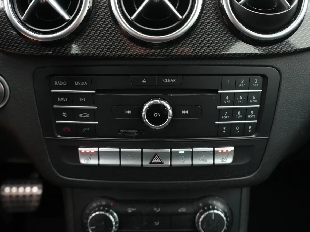 180 AMG Night Edition Plus AUTOMAAT | PANORAMADAK | TREKHAAK | AMG-PAKKET | NAVIGATIE | CAMERA | STOELVERWARMING | AIRCO | CRUISE | 12 MAANDEN BOVAG GARANTIE |