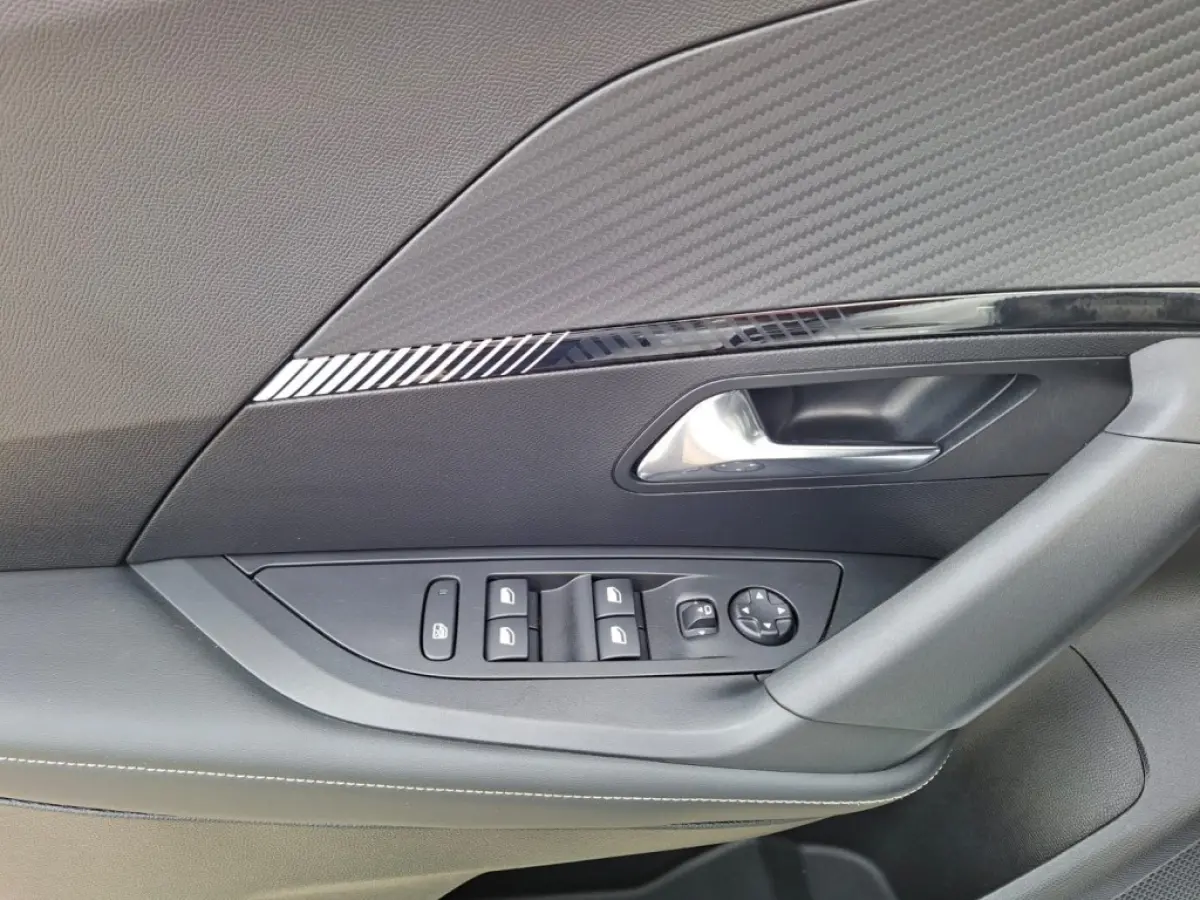 1.2 PURETECH ALLUREPACK AUTOMAAT 130PK AIRCO NAVI CLIMA PDC-CAMERA