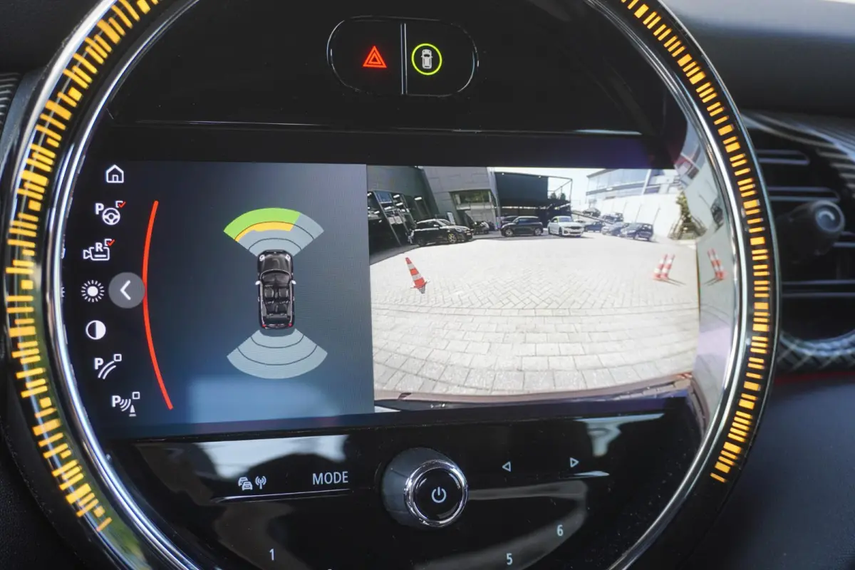 S | Resolute Edition | Stuurwielrand verwarmd | Harman-Kardon sound system | MINI Head-Up Display | Elektrisch verwarmde voorstoelen | Softtop MINI Yours