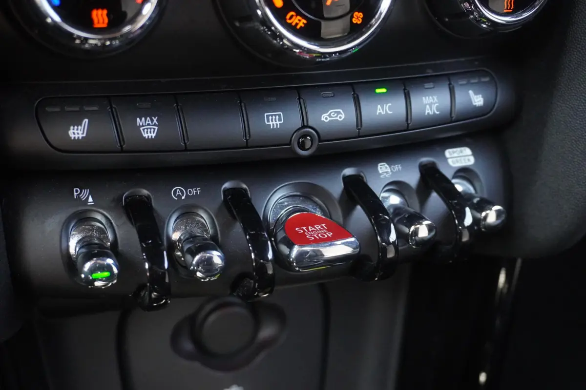 S | Resolute Edition | Stuurwielrand verwarmd | Harman-Kardon sound system | MINI Head-Up Display | Elektrisch verwarmde voorstoelen | Softtop MINI Yours