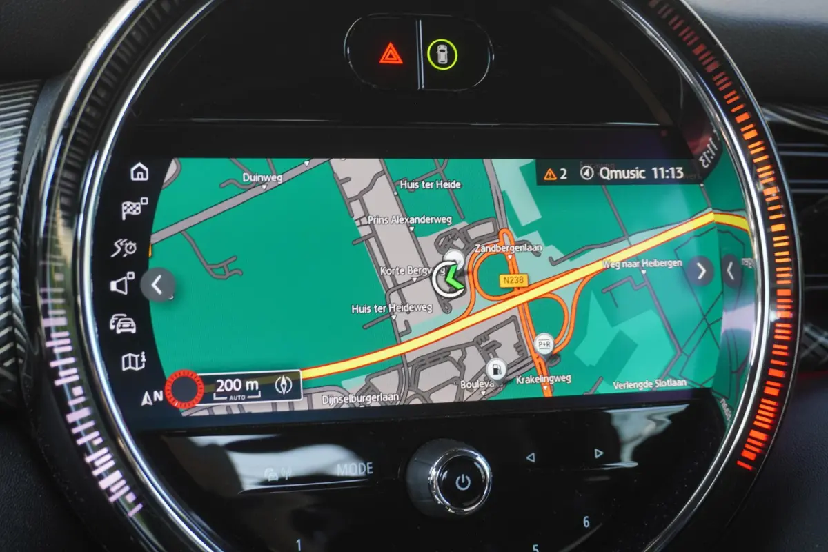 S | Resolute Edition | Stuurwielrand verwarmd | Harman-Kardon sound system | MINI Head-Up Display | Elektrisch verwarmde voorstoelen | Softtop MINI Yours