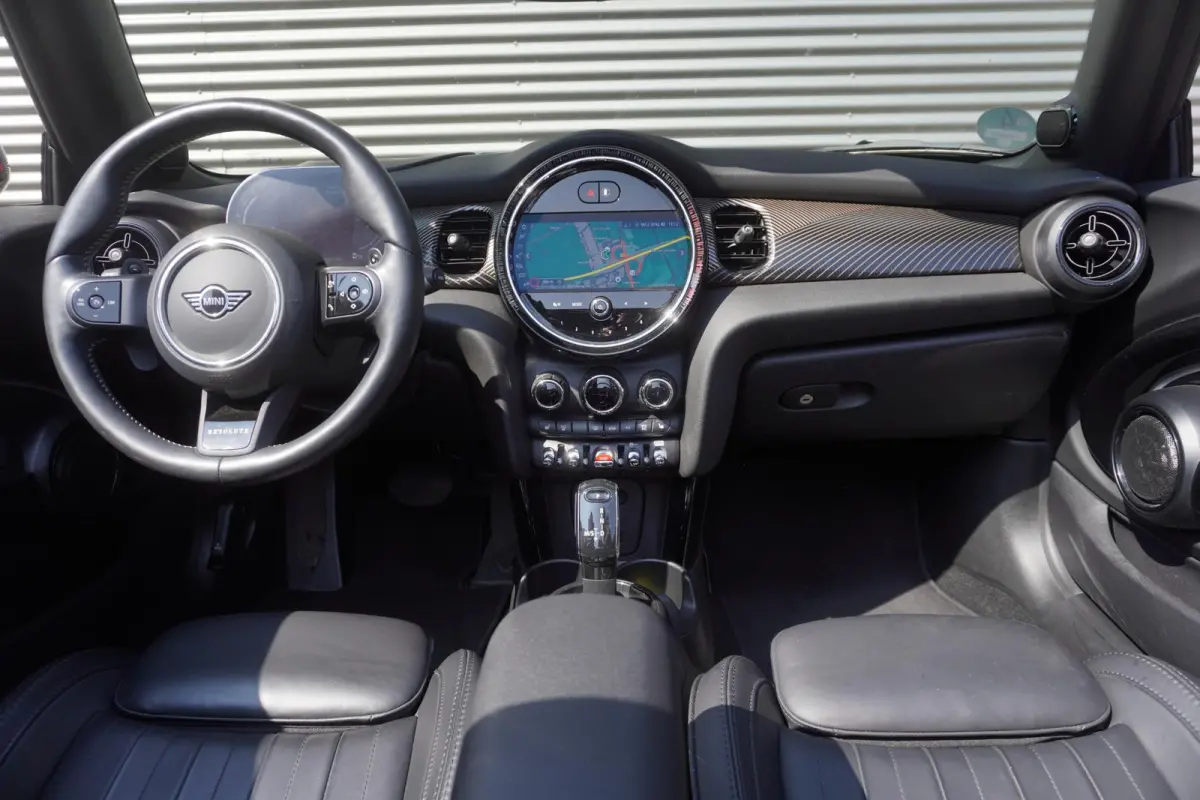 S | Resolute Edition | Stuurwielrand verwarmd | Harman-Kardon sound system | MINI Head-Up Display | Elektrisch verwarmde voorstoelen | Softtop MINI Yours