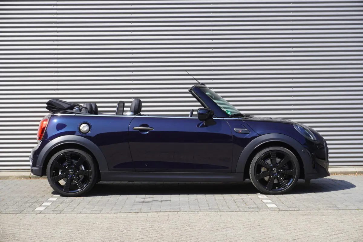 S | Resolute Edition | Stuurwielrand verwarmd | Harman-Kardon sound system | MINI Head-Up Display | Elektrisch verwarmde voorstoelen | Softtop MINI Yours