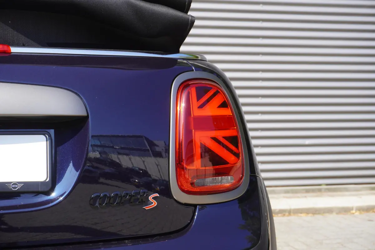 S | Resolute Edition | Stuurwielrand verwarmd | Harman-Kardon sound system | MINI Head-Up Display | Elektrisch verwarmde voorstoelen | Softtop MINI Yours