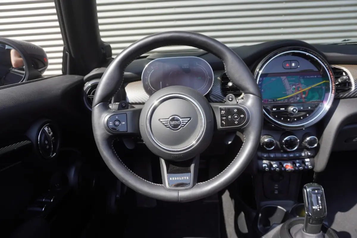 S | Resolute Edition | Stuurwielrand verwarmd | Harman-Kardon sound system | MINI Head-Up Display | Elektrisch verwarmde voorstoelen | Softtop MINI Yours