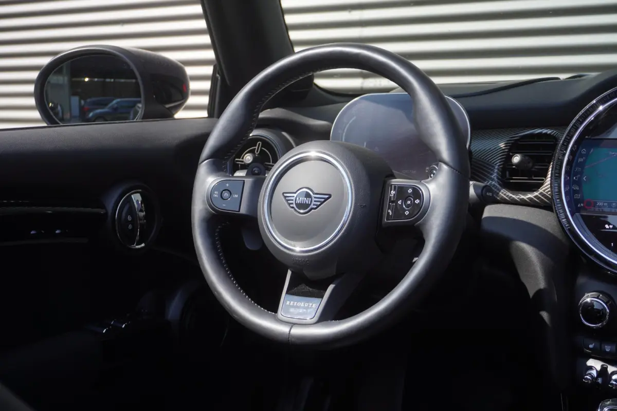 S | Resolute Edition | Stuurwielrand verwarmd | Harman-Kardon sound system | MINI Head-Up Display | Elektrisch verwarmde voorstoelen | Softtop MINI Yours