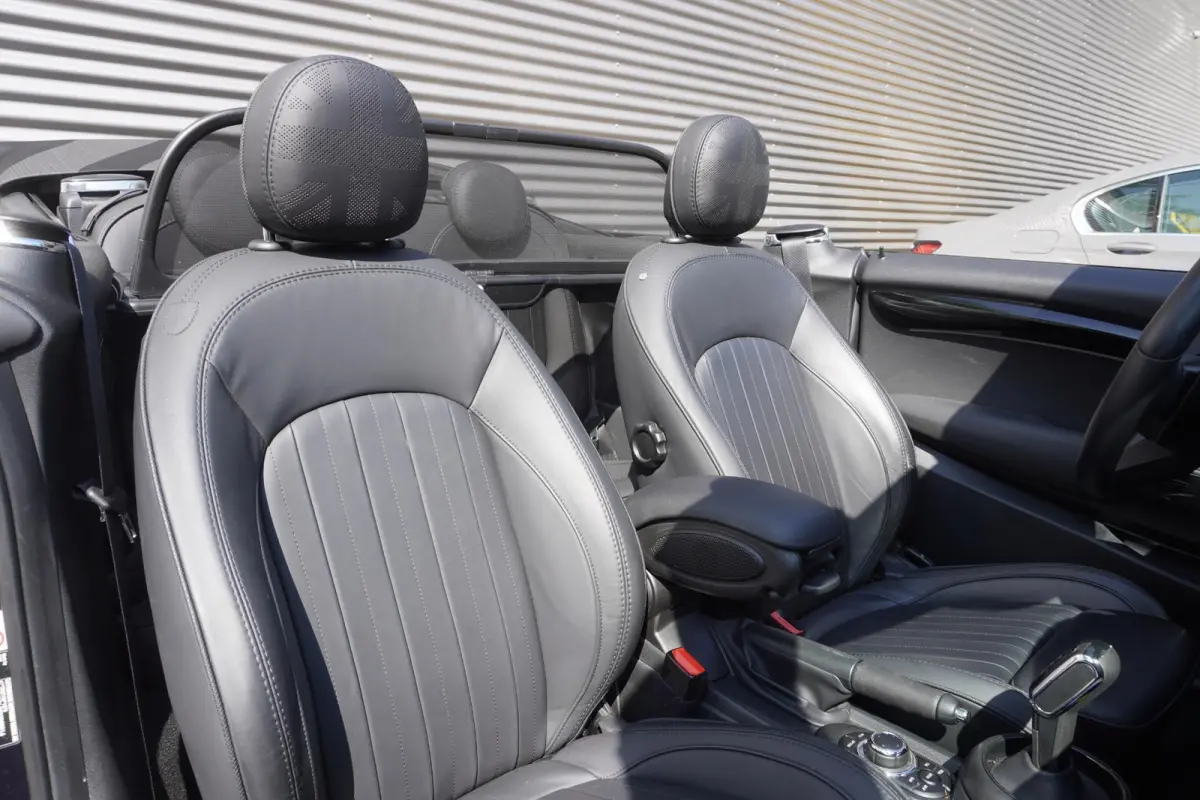 S | Resolute Edition | Stuurwielrand verwarmd | Harman-Kardon sound system | MINI Head-Up Display | Elektrisch verwarmde voorstoelen | Softtop MINI Yours