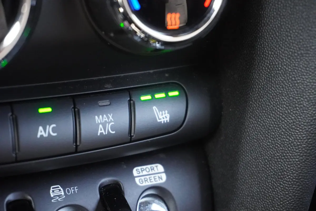 S | Resolute Edition | Stuurwielrand verwarmd | Harman-Kardon sound system | MINI Head-Up Display | Elektrisch verwarmde voorstoelen | Softtop MINI Yours