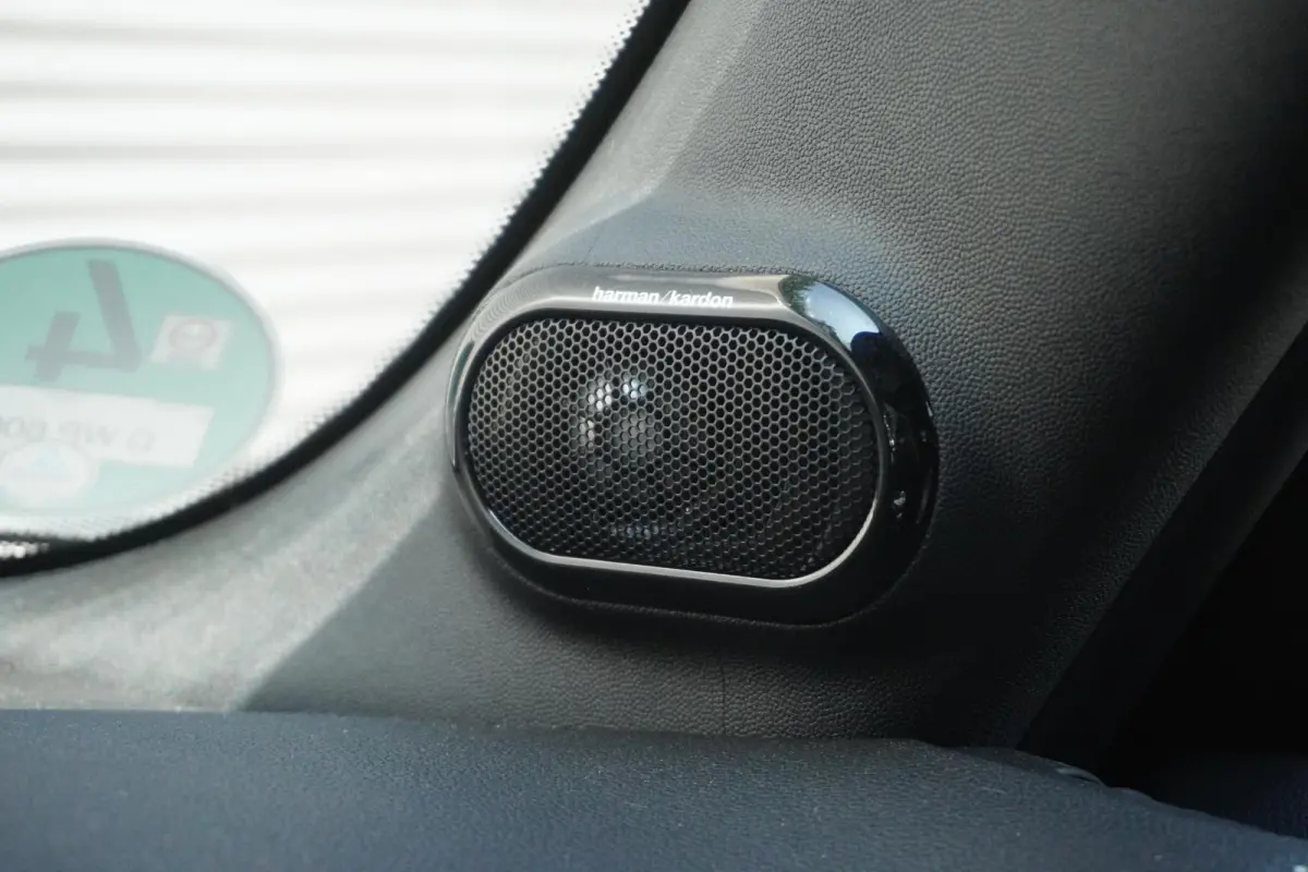 S | Resolute Edition | Stuurwielrand verwarmd | Harman-Kardon sound system | MINI Head-Up Display | Elektrisch verwarmde voorstoelen | Softtop MINI Yours