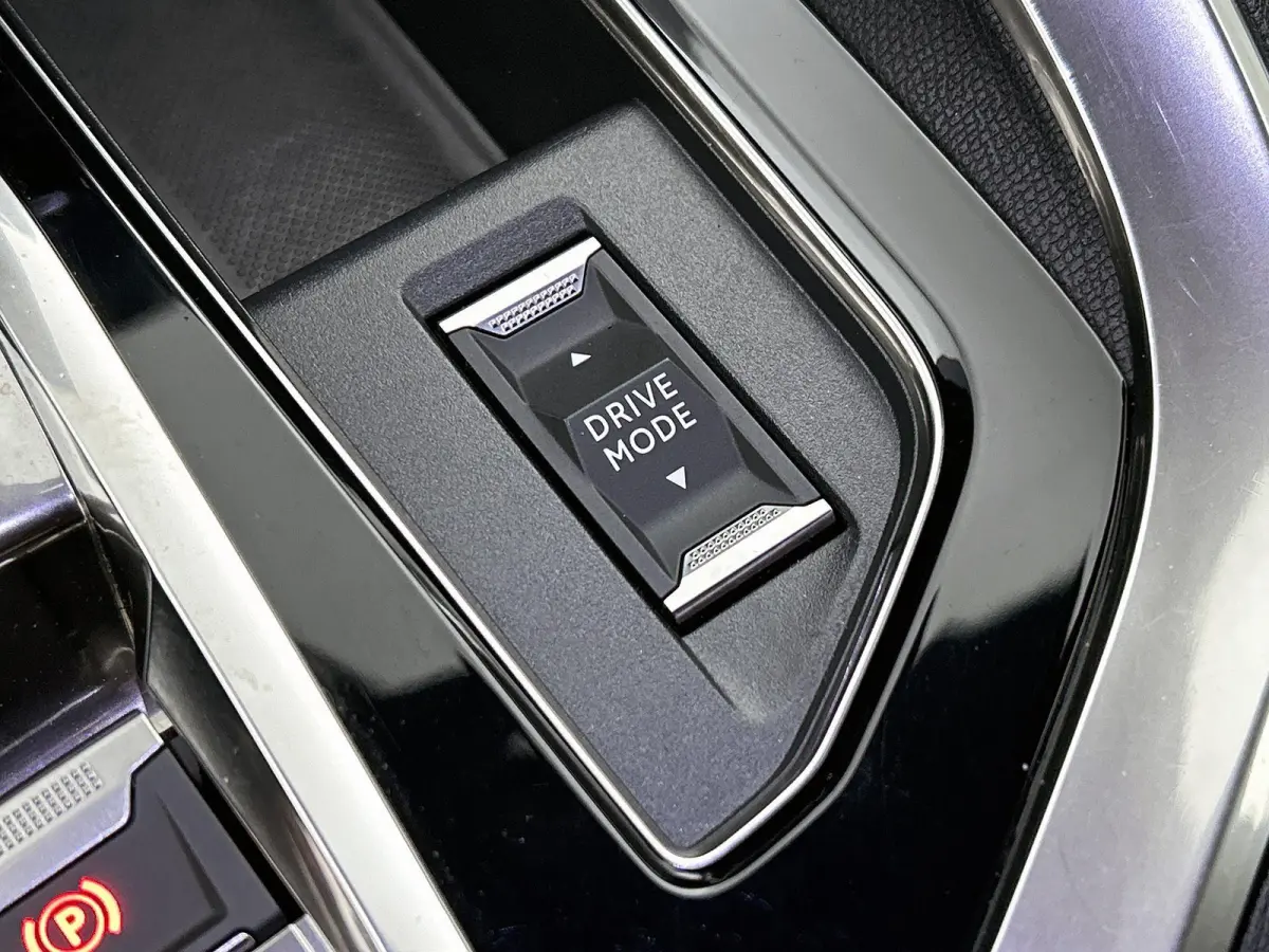 SUV GT Pack Business 130pk Automaat | 7 Zitplaatsen | Navigatie | Rondomzichtcamera | Focal Premium HiFi | Handsfree achterklep | Full Led koplampen | Adaptieve Cruise Control | Climate Cont