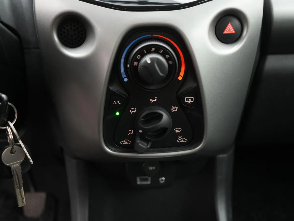 1.0 VVT-i x-wave SCHUIFDAK | ACHTERUITRIJCAMERA | NAVIGATIE | APPLE CARPLAY | TREKHAAK | CRUISE | AIRCO | BLUETOOTH |12 MAANDEN BOVAG GARANTIE |