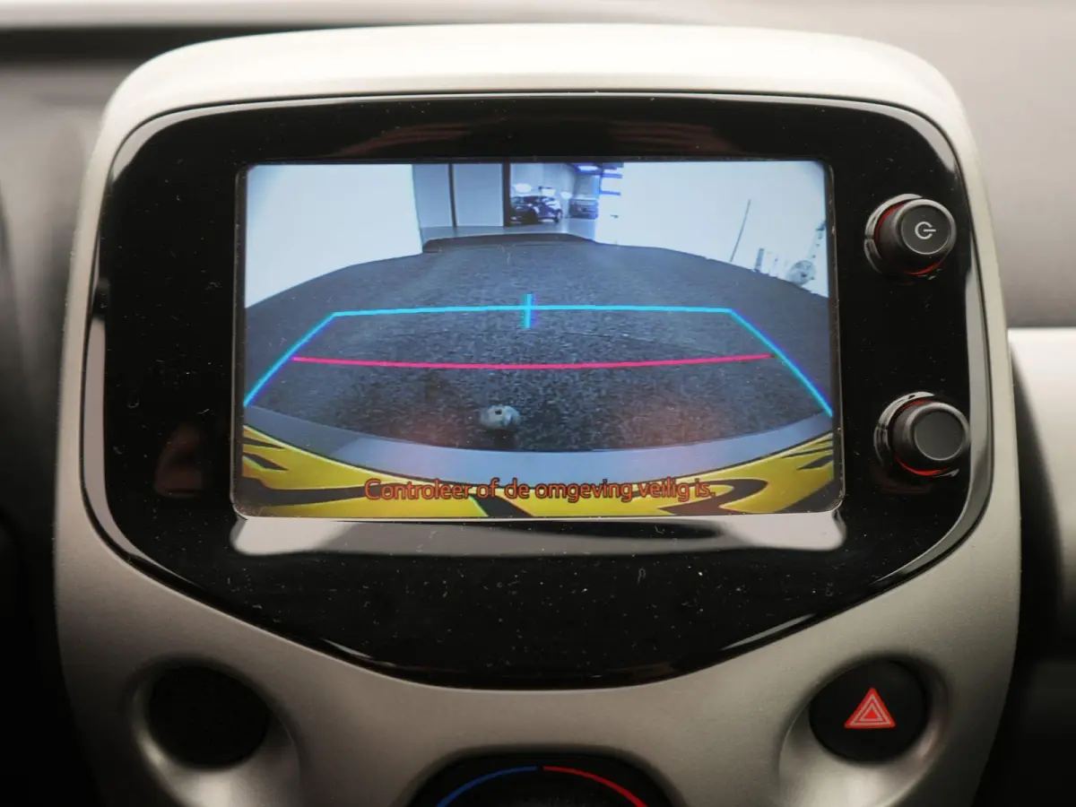 1.0 VVT-i x-wave SCHUIFDAK | ACHTERUITRIJCAMERA | NAVIGATIE | APPLE CARPLAY | TREKHAAK | CRUISE | AIRCO | BLUETOOTH |12 MAANDEN BOVAG GARANTIE |
