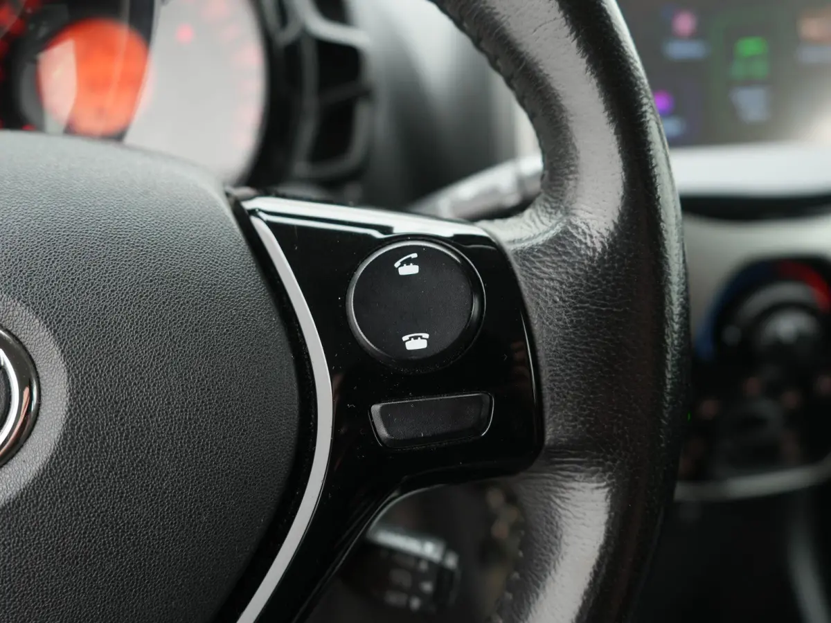 1.0 VVT-i x-wave SCHUIFDAK | ACHTERUITRIJCAMERA | NAVIGATIE | APPLE CARPLAY | TREKHAAK | CRUISE | AIRCO | BLUETOOTH |12 MAANDEN BOVAG GARANTIE |