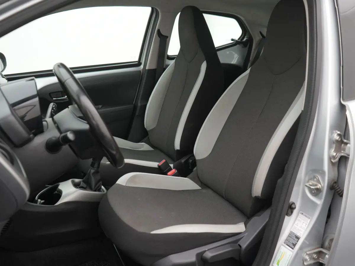 1.0 VVT-i x-wave SCHUIFDAK | ACHTERUITRIJCAMERA | NAVIGATIE | APPLE CARPLAY | TREKHAAK | CRUISE | AIRCO | BLUETOOTH |12 MAANDEN BOVAG GARANTIE |