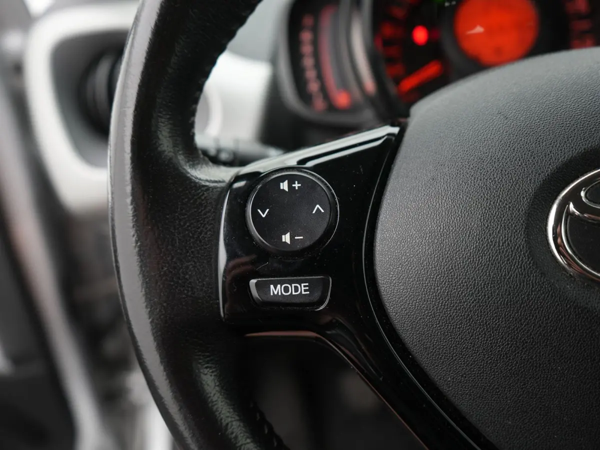 1.0 VVT-i x-wave SCHUIFDAK | ACHTERUITRIJCAMERA | NAVIGATIE | APPLE CARPLAY | TREKHAAK | CRUISE | AIRCO | BLUETOOTH |12 MAANDEN BOVAG GARANTIE |