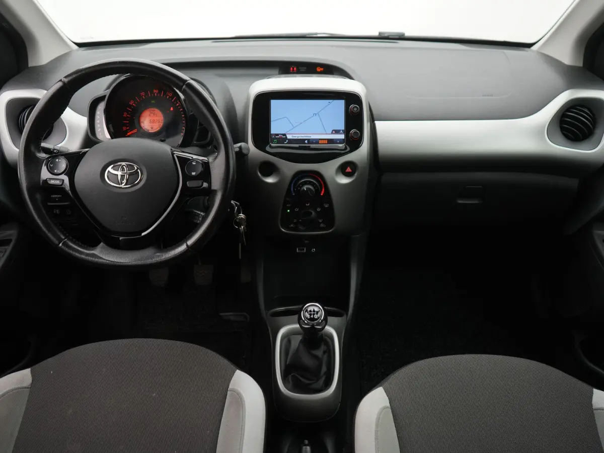 1.0 VVT-i x-wave SCHUIFDAK | ACHTERUITRIJCAMERA | NAVIGATIE | APPLE CARPLAY | TREKHAAK | CRUISE | AIRCO | BLUETOOTH |12 MAANDEN BOVAG GARANTIE |
