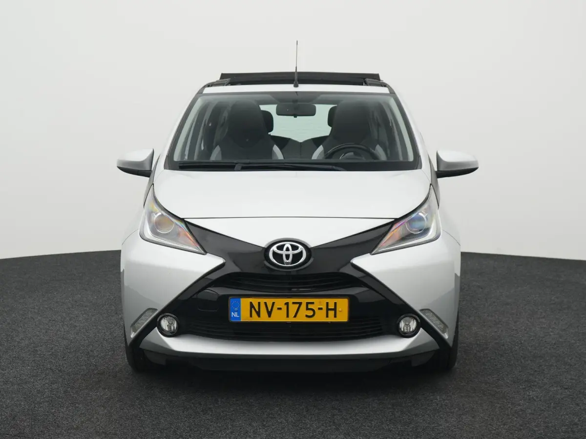 1.0 VVT-i x-wave SCHUIFDAK | ACHTERUITRIJCAMERA | NAVIGATIE | APPLE CARPLAY | TREKHAAK | CRUISE | AIRCO | BLUETOOTH |12 MAANDEN BOVAG GARANTIE |