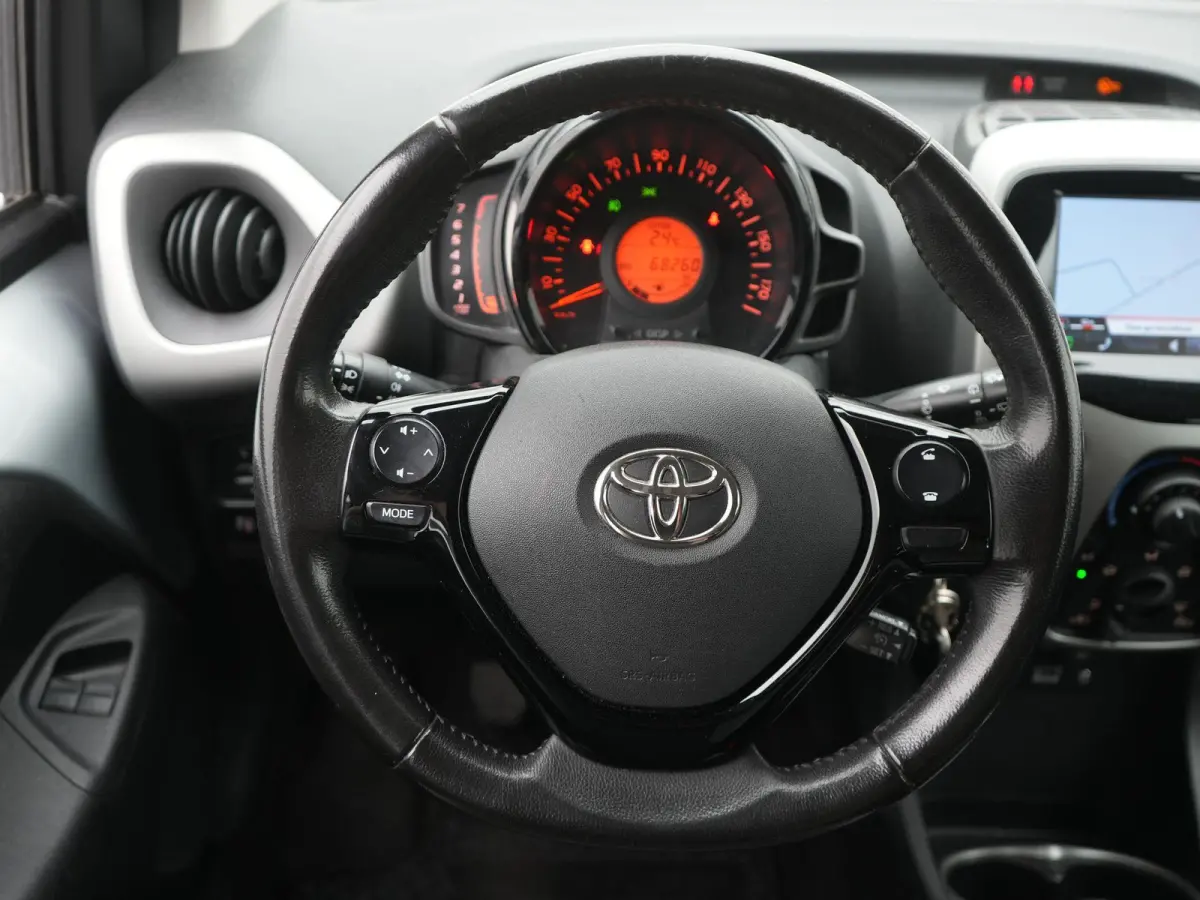 1.0 VVT-i x-wave SCHUIFDAK | ACHTERUITRIJCAMERA | NAVIGATIE | APPLE CARPLAY | TREKHAAK | CRUISE | AIRCO | BLUETOOTH |12 MAANDEN BOVAG GARANTIE |