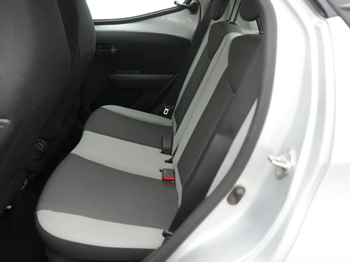 1.0 VVT-i x-wave SCHUIFDAK | ACHTERUITRIJCAMERA | NAVIGATIE | APPLE CARPLAY | TREKHAAK | CRUISE | AIRCO | BLUETOOTH |12 MAANDEN BOVAG GARANTIE |