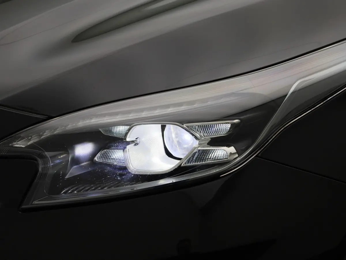 1.0 T-GDi DynamicLine Airco | Bluetooth | Buitenspiegels Elektrisch Inklapbaar | Cruise Control | Dakrails | LED Koplampen | Lederen Stuurwiel | Lichtmetalen Velgen | Navigatiesysteem | Stuu
