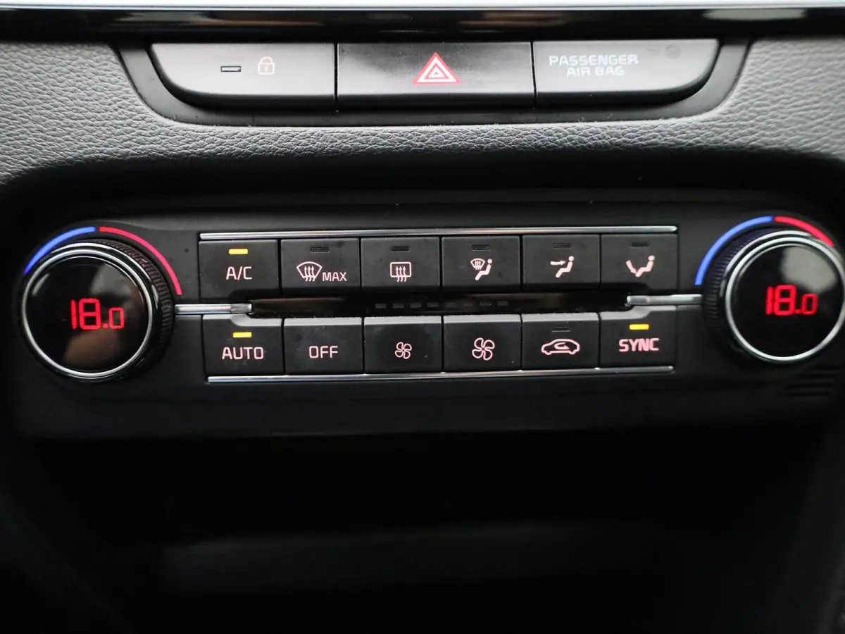 1.0 T-GDi DynamicLine Nederlands Voertuig | Apple Carplay | Android Auto | Cruise Control | Achteruitrij Camera | Dakrails | Lichtmetalen Velgen | Lane Assist