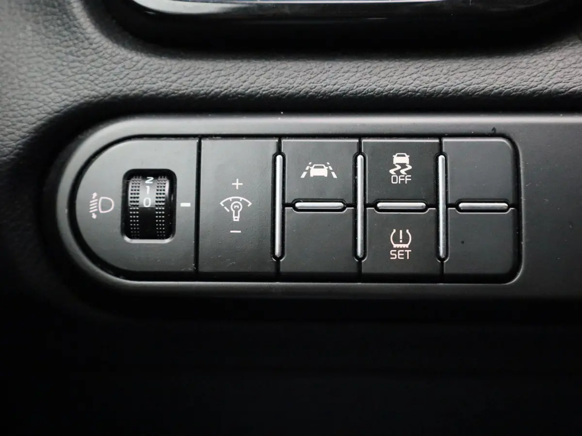 1.0 T-GDi DynamicLine Nederlands Voertuig | Apple Carplay | Android Auto | Cruise Control | Achteruitrij Camera | Dakrails | Lichtmetalen Velgen | Lane Assist